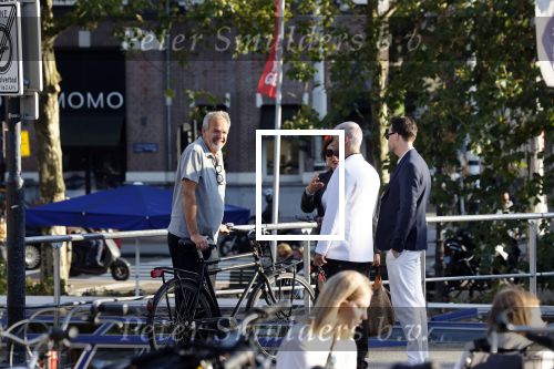Amsterdam 16 september 2021
Bert Kuizenga en zijn vrouw in gesprek met Manuel Broekman .