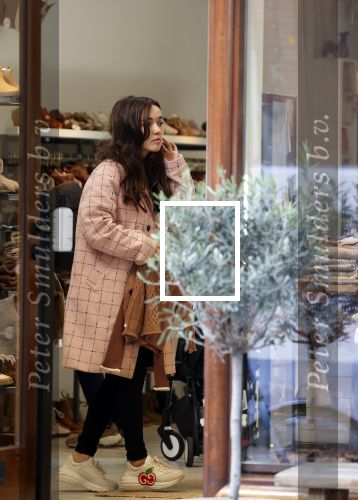 Amsterdam 5 oktober 2021
Waylon brengt met zijn gouden porsch panamera turbo zijn dochter en vriendin Bibi Breijman naar een kinder kledingwinkel in Amsterdam zuid. Hijzelf gaat shoppen op de Cornelis schuytstraat.