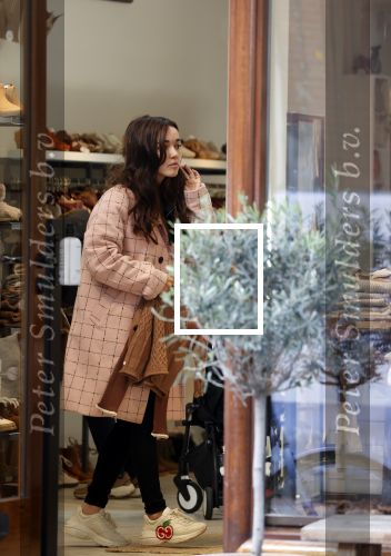 Amsterdam 5 oktober 2021
Waylon brengt met zijn gouden porsch panamera turbo zijn dochter en vriendin Bibi Breijman naar een kinder kledingwinkel in Amsterdam zuid. Hijzelf gaat shoppen op de Cornelis schuytstraat.