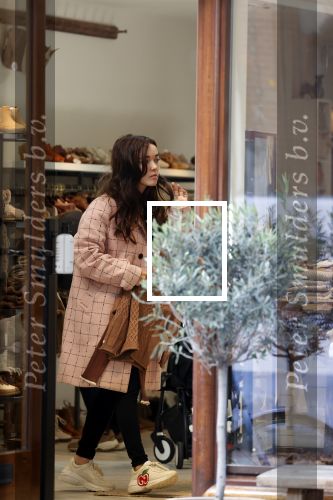 Amsterdam 5 oktober 2021
Waylon brengt met zijn gouden porsch panamera turbo zijn dochter en vriendin Bibi Breijman naar een kinder kledingwinkel in Amsterdam zuid. Hijzelf gaat shoppen op de Cornelis schuytstraat.