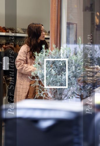 Amsterdam 5 oktober 2021
Waylon brengt met zijn gouden porsch panamera turbo zijn dochter en vriendin Bibi Breijman naar een kinder kledingwinkel in Amsterdam zuid. Hijzelf gaat shoppen op de Cornelis schuytstraat.