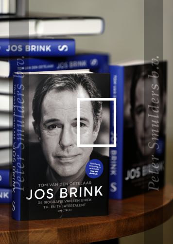 Amsterdam 30 september 2021
Boekpresentatie Jos Brink in Carre . Frank Sanders ontvangt het eerste boek uit handen van de schrijver Tom v d Oetelaar.