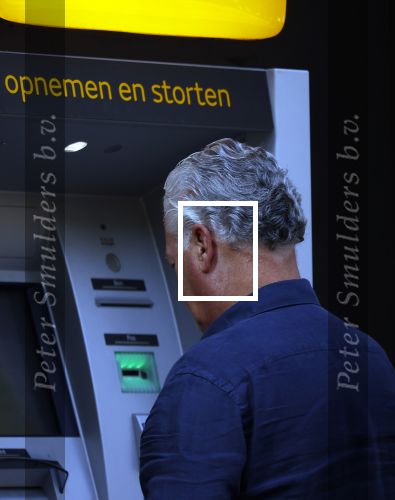 Amsterdam 3 september 2021
Bram Moszkowicz staat geld te pinnen in Amsterdam zuid.