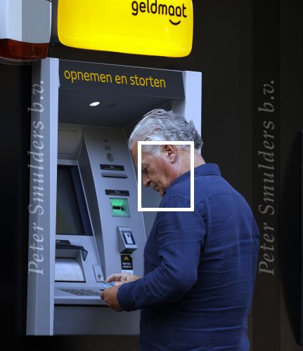 Amsterdam 3 september 2021
Bram Moszkowicz staat geld te pinnen in Amsterdam zuid.