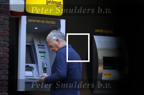 Amsterdam 3 september 2021
Bram Moszkowicz staat geld te pinnen in Amsterdam zuid.
