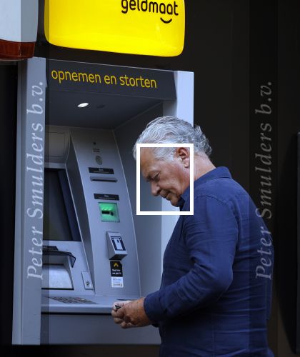 Amsterdam 3 september 2021
Bram Moszkowicz staat geld te pinnen in Amsterdam zuid.