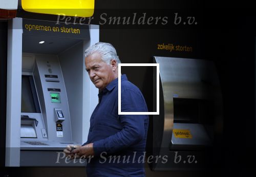 Amsterdam 3 september 2021
Bram Moszkowicz staat geld te pinnen in Amsterdam zuid.
