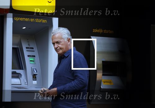 Amsterdam 3 september 2021
Bram Moszkowicz staat geld te pinnen in Amsterdam zuid.