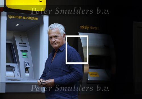 Amsterdam 3 september 2021
Bram Moszkowicz staat geld te pinnen in Amsterdam zuid.