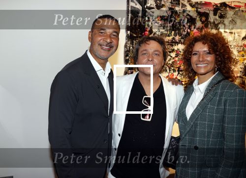 Amsterdam 6 oktober 2021
Opening expositie Bram Reijnders . Nicolette v dam is de host van de avond. Bram met Ruud Gullit en Karin de Rooij