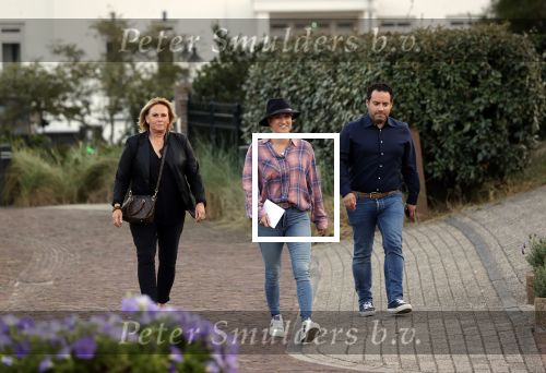 Noordwijk 4 september 2021
Martien Meiland viert zijn 60e verjaardag in de tuin van zijn nieuwe huis/villa. Aanwezig oa Erica Meiland Maxime Meiland (zwanger) met partner Leroy Molkenboer en Montana Meiland met partner Dirk .
Britt Dekker kwam met haar vriend Nax Apotowski. Ze zijn al ruim 8 jaar samen maar nog nooit op de foto geweest.