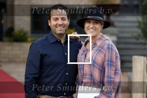 Noordwijk 4 september 2021
Martien Meiland viert zijn 60e verjaardag in de tuin van zijn nieuwe huis/villa. Aanwezig oa Erica Meiland Maxime Meiland (zwanger) met partner Leroy Molkenboer en Montana Meiland met partner Dirk .
Britt Dekker kwam met haar vriend Nax Apotowski. Ze zijn al ruim 8 jaar samen maar nog nooit op de foto geweest.