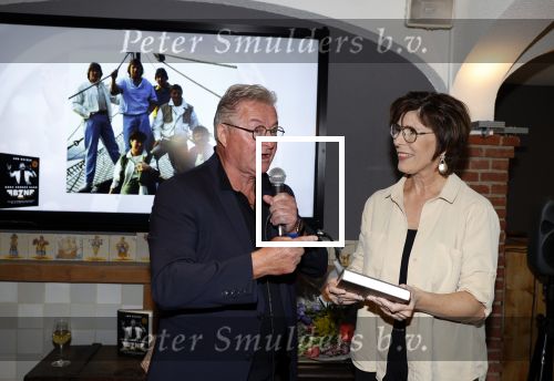 Volendam 12 oktober 2021
Boekpresentatie Jan Keizer bij Hotel Spaander in Volendam . Alle oude bendleden van BZN zijn aanwezig zoals Annie Schilder Carola Smit Jan Tuijp Jack Veerman Thomas Tol Dick Plat