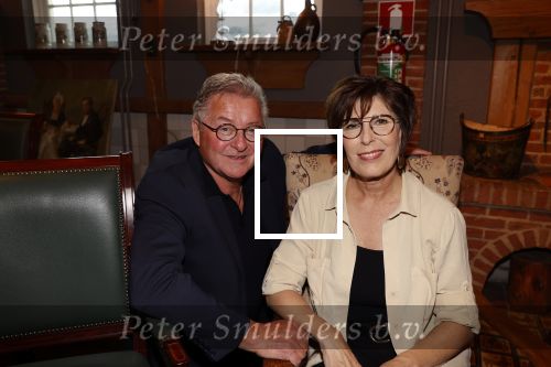 Volendam 12 oktober 2021
Boekpresentatie Jan Keizer bij Hotel Spaander in Volendam . Alle oude bendleden van BZN zijn aanwezig zoals Annie Schilder Carola Smit Jan Tuijp Jack Veerman Thomas Tol Dick Plat
