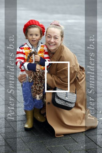 Amsterdam 3 oktober 2021
Premiere grote sinterklaasfilm in Pathe Noord. carolien Spoor met zoontje