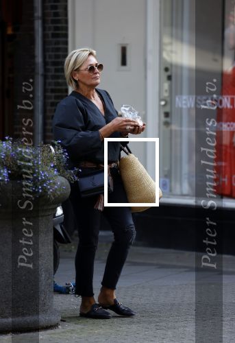 Amsterdam 17 september 2021
Caroline Tensen  doet boodschappen op de cornelis schuytstraat
