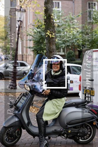 Amsterdam 11 oktober 2021
Presentatie fit platform van Antje Monteiro fit at home health & lifestyle. Chimene v Oosterhout en tanja Jess kwamen op vespa scooter