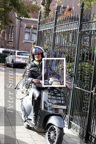 Amsterdam 11 oktober 2021
Presentatie fit platform van Antje Monteiro fit at home health & lifestyle. Chimene v Oosterhout en tanja Jess kwamen op vespa scooter