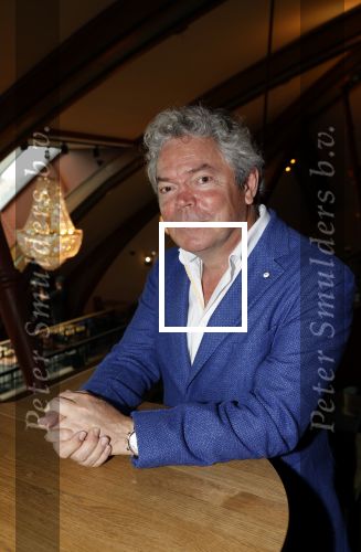 Amsterdam 30 september 2021
Boekpresentatie Jos Brink in Carre . Frank Sanders ontvangt het eerste boek uit handen van de schrijver Tom v d Oetelaar. Coen Verbraak