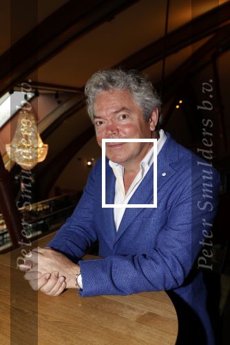 Amsterdam 30 september 2021
Boekpresentatie Jos Brink in Carre . Frank Sanders ontvangt het eerste boek uit handen van de schrijver Tom v d Oetelaar. Coen Verbraak