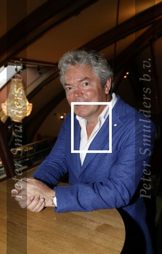 Amsterdam 30 september 2021
Boekpresentatie Jos Brink in Carre . Frank Sanders ontvangt het eerste boek uit handen van de schrijver Tom v d Oetelaar. Coen Verbraak