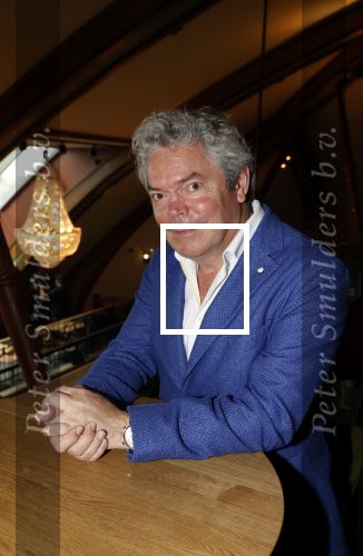 Amsterdam 30 september 2021
Boekpresentatie Jos Brink in Carre . Frank Sanders ontvangt het eerste boek uit handen van de schrijver Tom v d Oetelaar. Coen Verbraak