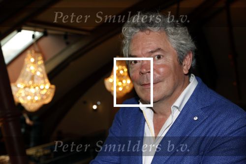 Amsterdam 30 september 2021
Boekpresentatie Jos Brink in Carre . Frank Sanders ontvangt het eerste boek uit handen van de schrijver Tom v d Oetelaar. Coen Verbraak