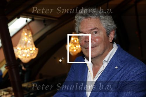 Amsterdam 30 september 2021
Boekpresentatie Jos Brink in Carre . Frank Sanders ontvangt het eerste boek uit handen van de schrijver Tom v d Oetelaar. Coen Verbraak