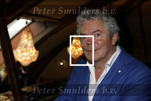 Amsterdam 30 september 2021
Boekpresentatie Jos Brink in Carre . Frank Sanders ontvangt het eerste boek uit handen van de schrijver Tom v d Oetelaar. Coen Verbraak