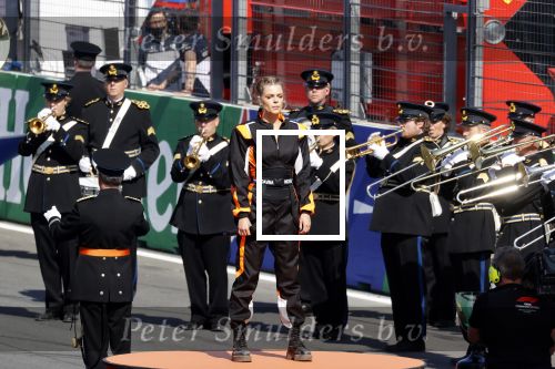 Zandvoort 5 september 2021
GP formule 1 op Zandvoort .
Davina Michelle zingt het volkslied en ze zingt een song samen met Armin v Buuren als de DJ