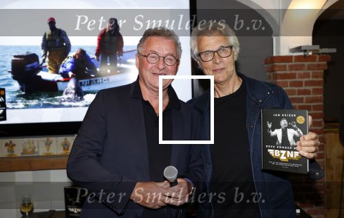 Volendam 12 oktober 2021
Boekpresentatie Jan Keizer bij Hotel Spaander in Volendam . Alle oude bendleden van BZN zijn aanwezig zoals Annie Schilder Carola Smit Jan Tuijp Jack Veerman Thomas Tol Dick Plat