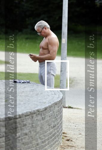 Amsterdam 6 september 2021
Dries Roelvink aan het trainen in het vondelpark.
Ook gaat hij met fans op de foto