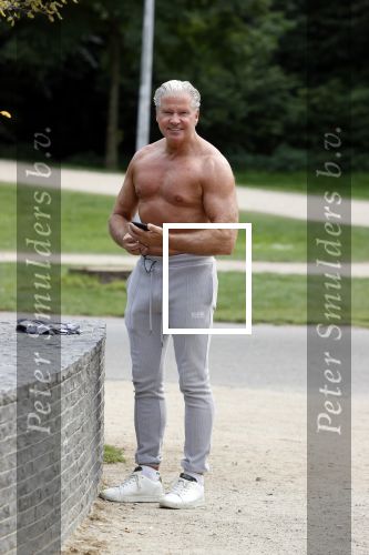 Amsterdam 6 september 2021
Dries Roelvink aan het trainen in het vondelpark.
Ook gaat hij met fans op de foto