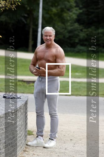 Amsterdam 6 september 2021
Dries Roelvink aan het trainen in het vondelpark.
Ook gaat hij met fans op de foto