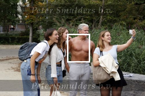 Amsterdam 6 september 2021
Dries Roelvink aan het trainen in het vondelpark.
Ook gaat hij met fans op de foto