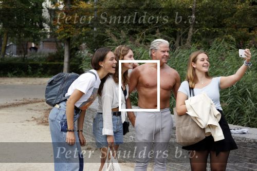 Amsterdam 6 september 2021
Dries Roelvink aan het trainen in het vondelpark.
Ook gaat hij met fans op de foto