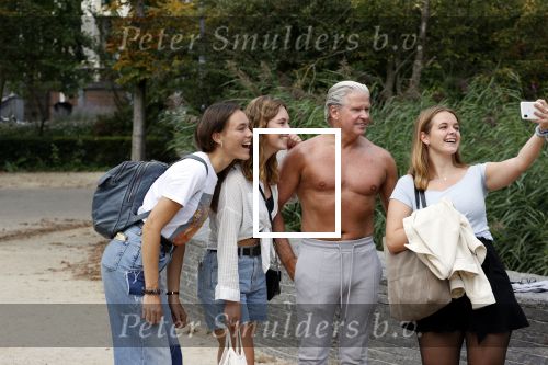 Amsterdam 6 september 2021
Dries Roelvink aan het trainen in het vondelpark.
Ook gaat hij met fans op de foto