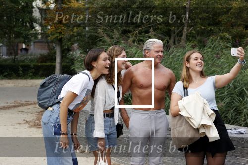 Amsterdam 6 september 2021
Dries Roelvink aan het trainen in het vondelpark.
Ook gaat hij met fans op de foto