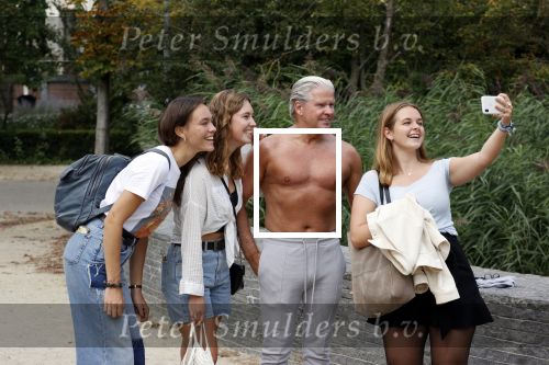Amsterdam 6 september 2021
Dries Roelvink aan het trainen in het vondelpark.
Ook gaat hij met fans op de foto