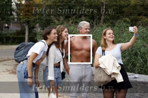 Amsterdam 6 september 2021
Dries Roelvink aan het trainen in het vondelpark.
Ook gaat hij met fans op de foto