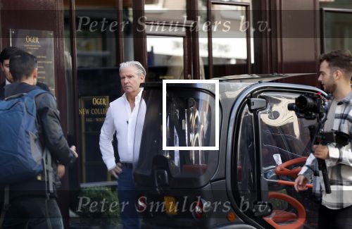 Amsterdam 20 september 2021
Opnames commercial met Dries Roelvink voor de deur bij Oger. Ook zijn vrouw Honoria en manager Frank Wisse zijn erbij . Dries rijdt met zijn biro CCCC schade tegen een bloembak.
