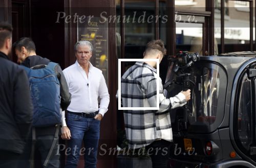 Amsterdam 20 september 2021
Opnames commercial met Dries Roelvink voor de deur bij Oger. Ook zijn vrouw Honoria en manager Frank Wisse zijn erbij . Dries rijdt met zijn biro CCCC schade tegen een bloembak.