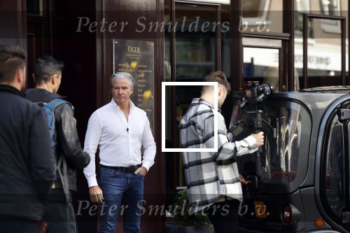 Amsterdam 20 september 2021
Opnames commercial met Dries Roelvink voor de deur bij Oger. Ook zijn vrouw Honoria en manager Frank Wisse zijn erbij . Dries rijdt met zijn biro CCCC schade tegen een bloembak.