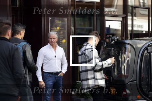 Amsterdam 20 september 2021
Opnames commercial met Dries Roelvink voor de deur bij Oger. Ook zijn vrouw Honoria en manager Frank Wisse zijn erbij . Dries rijdt met zijn biro CCCC schade tegen een bloembak.