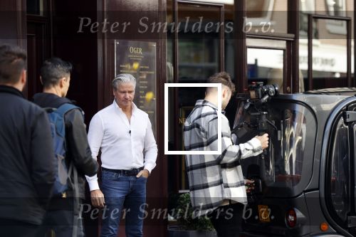 Amsterdam 20 september 2021
Opnames commercial met Dries Roelvink voor de deur bij Oger. Ook zijn vrouw Honoria en manager Frank Wisse zijn erbij . Dries rijdt met zijn biro CCCC schade tegen een bloembak.