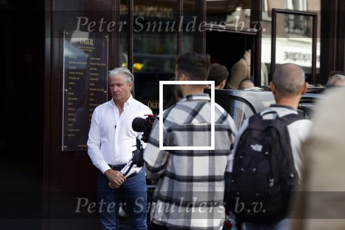 Amsterdam 20 september 2021
Opnames commercial met Dries Roelvink voor de deur bij Oger. Ook zijn vrouw Honoria en manager Frank Wisse zijn erbij . Dries rijdt met zijn biro CCCC schade tegen een bloembak.
