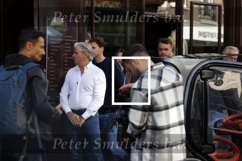 Amsterdam 20 september 2021
Opnames commercial met Dries Roelvink voor de deur bij Oger. Ook zijn vrouw Honoria en manager Frank Wisse zijn erbij . Dries rijdt met zijn biro CCCC schade tegen een bloembak.