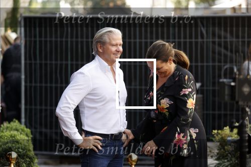 Amsterdam 20 september 2021
Opnames commercial met Dries Roelvink voor de deur bij Oger. Ook zijn vrouw Honoria en manager Frank Wisse zijn erbij . Dries rijdt met zijn biro CCCC schade tegen een bloembak.