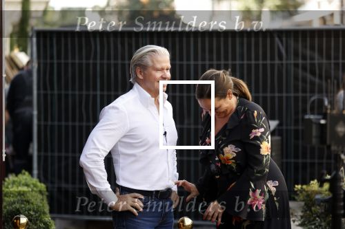 Amsterdam 20 september 2021
Opnames commercial met Dries Roelvink voor de deur bij Oger. Ook zijn vrouw Honoria en manager Frank Wisse zijn erbij . Dries rijdt met zijn biro CCCC schade tegen een bloembak.