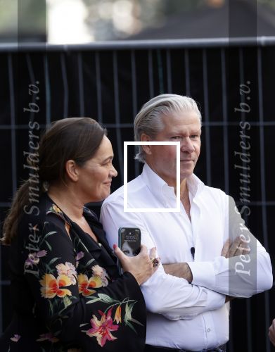 Amsterdam 20 september 2021
Opnames commercial met Dries Roelvink voor de deur bij Oger. Ook zijn vrouw Honoria en manager Frank Wisse zijn erbij . Dries rijdt met zijn biro CCCC schade tegen een bloembak.